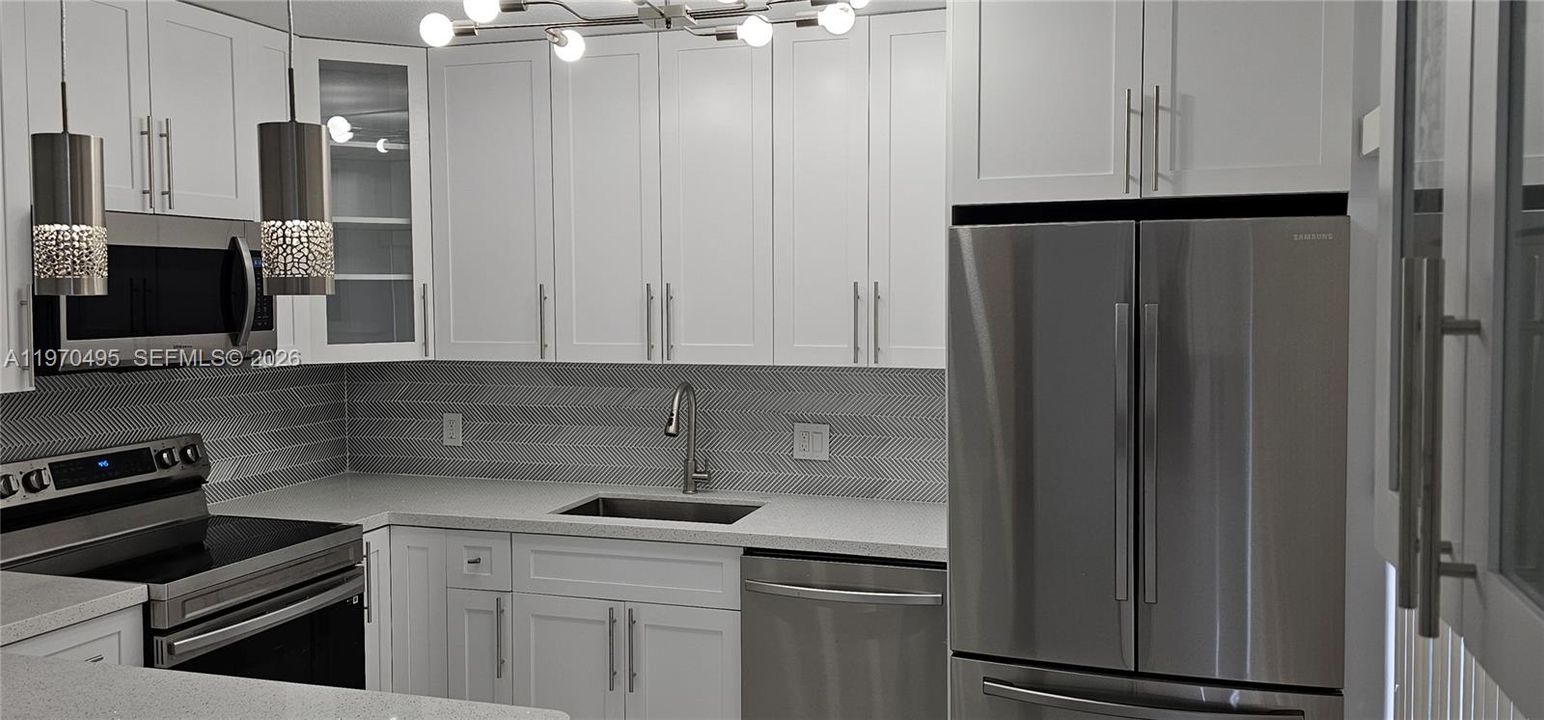 Active With Contract: $2,700 (2 beds, 2 baths, 1184 Square Feet)
