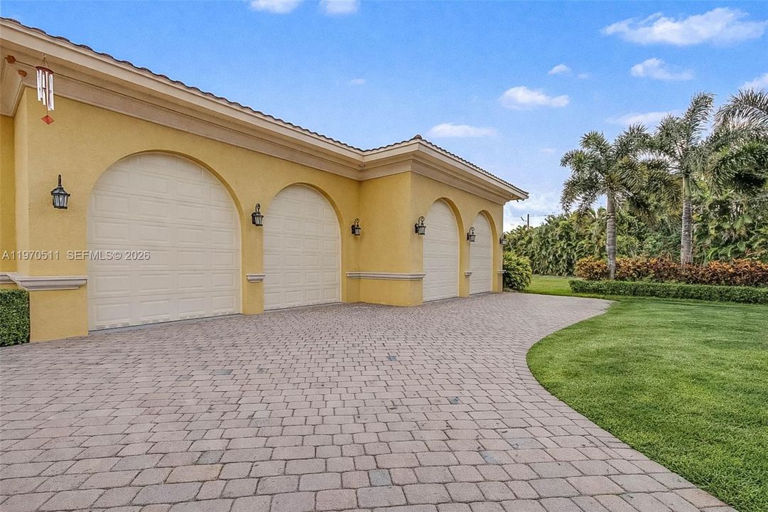 Recently Sold: $2,999,000 (6 beds, 7 baths, 7993 Square Feet)