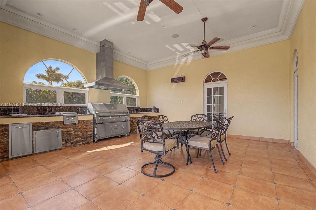 Recently Sold: $2,999,000 (6 beds, 7 baths, 7993 Square Feet)