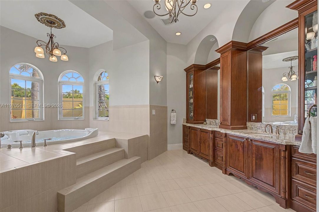 Recently Sold: $2,999,000 (6 beds, 7 baths, 7993 Square Feet)