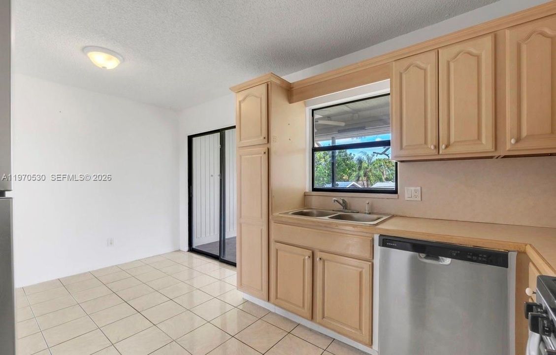 En Venta: $220,000 (2 camas, 2 baños, 957 Pies cuadrados)