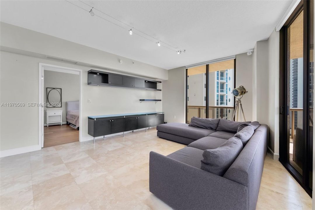 For Sale: $1,289,000 (2 beds, 2 baths, 1342 Square Feet)