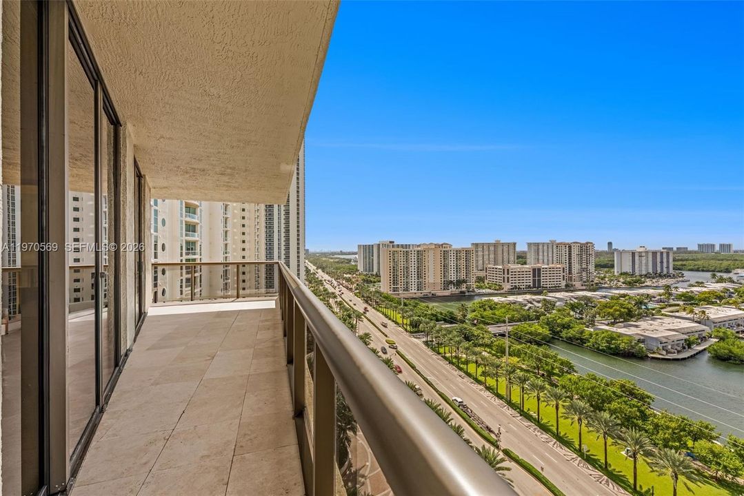 For Sale: $1,289,000 (2 beds, 2 baths, 1342 Square Feet)