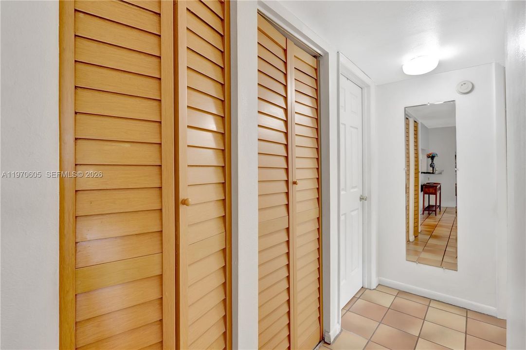For Sale: $269,000 (2 beds, 2 baths, 936 Square Feet)