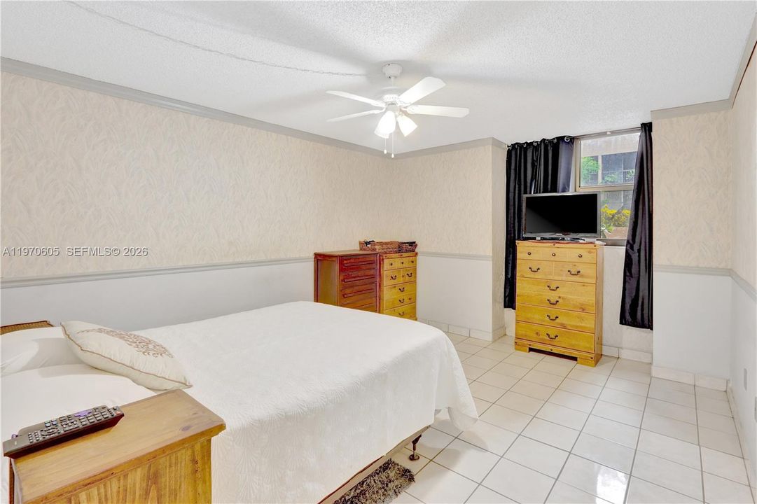 For Sale: $269,000 (2 beds, 2 baths, 936 Square Feet)