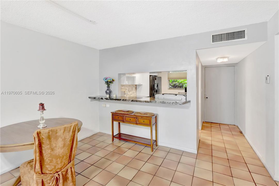 For Sale: $269,000 (2 beds, 2 baths, 936 Square Feet)