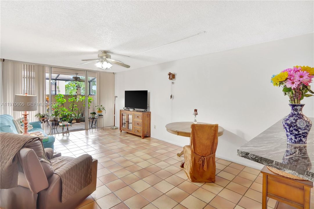 For Sale: $269,000 (2 beds, 2 baths, 936 Square Feet)
