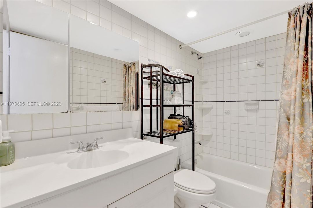 For Sale: $269,000 (2 beds, 2 baths, 936 Square Feet)