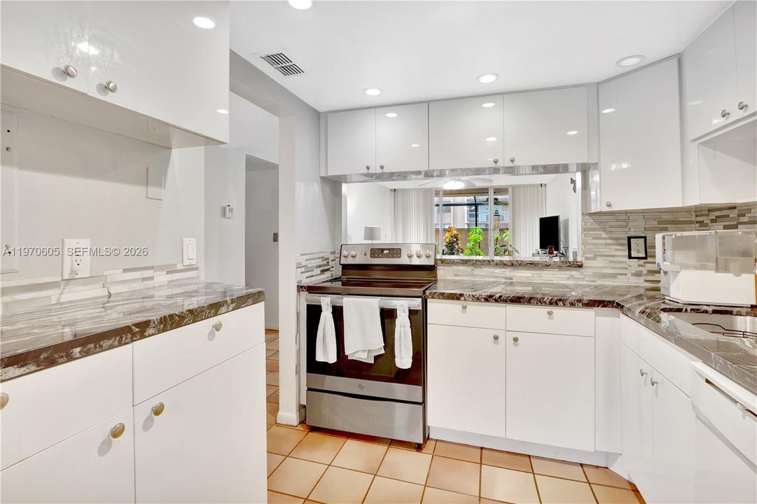 For Sale: $269,000 (2 beds, 2 baths, 936 Square Feet)
