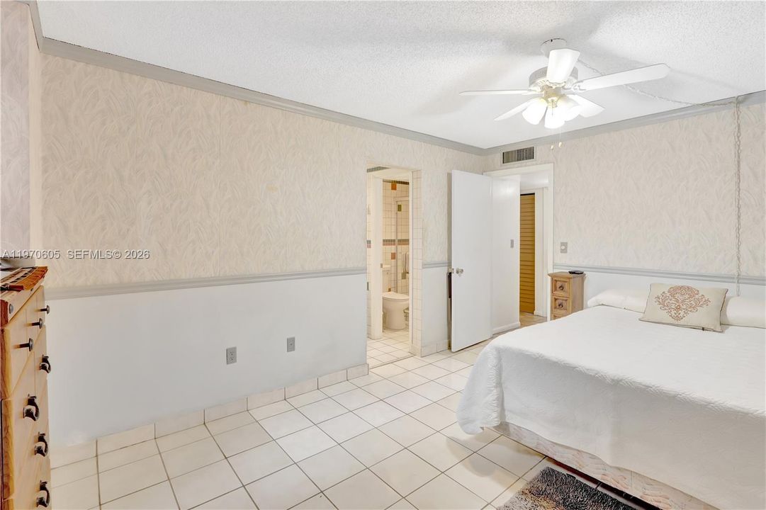 For Sale: $269,000 (2 beds, 2 baths, 936 Square Feet)