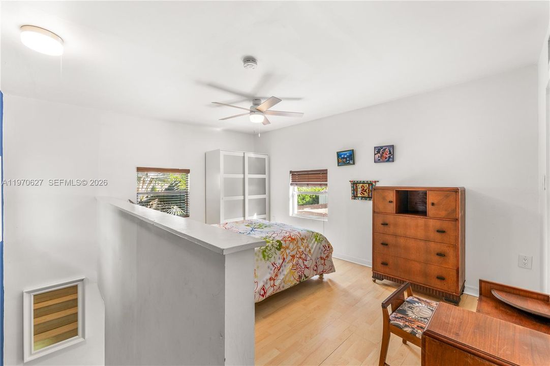 Guest cottage - upstairs bedroom