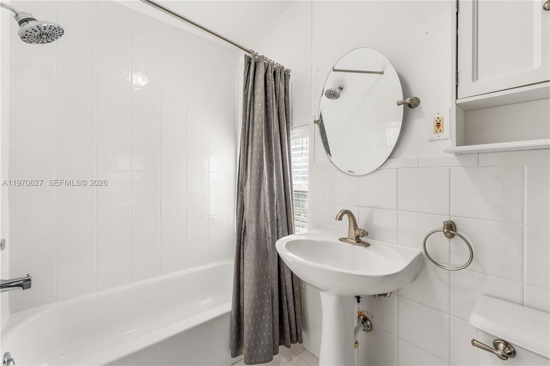 Guest cottage - bathroom