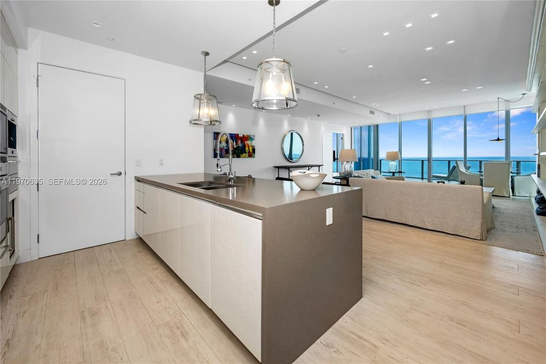 En Venta: $3,850,000 (2 camas, 4 baños, 2703 Pies cuadrados)