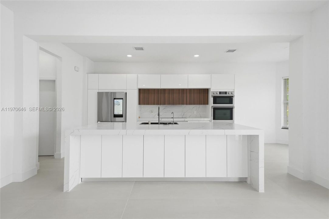 Под контрактом: $1,780,000 (6 спален, 4 ванн, 3479 Квадратных фут)