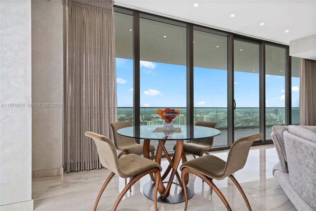 En Venta: $2,589,900 (2 camas, 2 baños, 1264 Pies cuadrados)