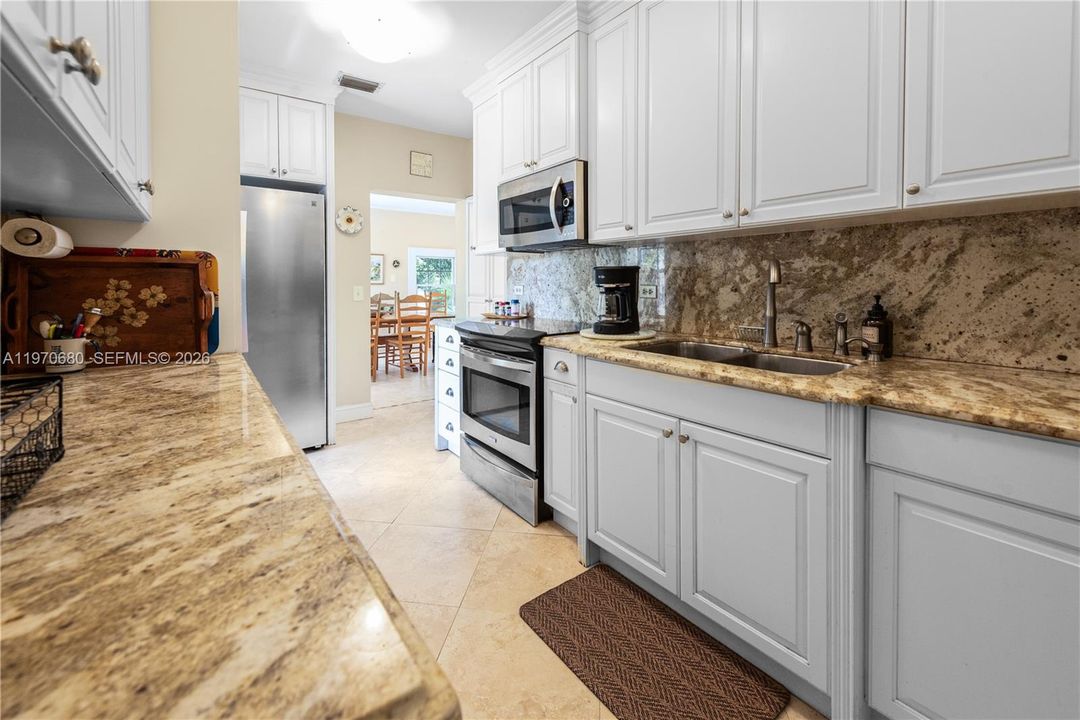 TRADITIONAL CLASSIC KITCHEN WITH STAINLESS STEEL APPLIANCES.