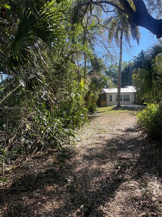 PRIVATE STUDIO APT WITH OWN YARD
