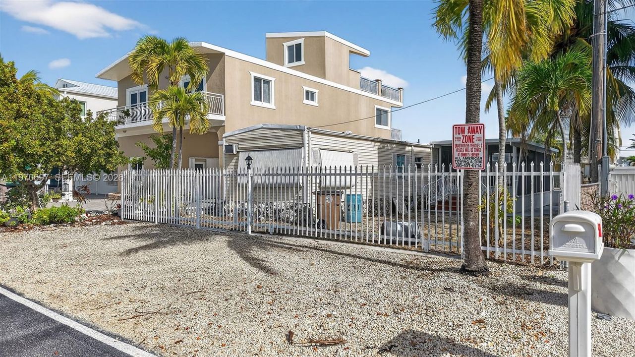For Sale: $895,000 (2 beds, 2 baths, 720 Square Feet)