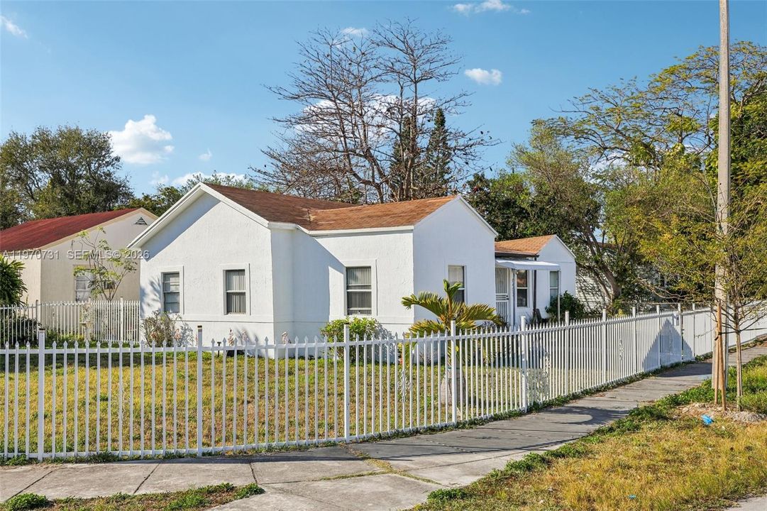 En Venta: $505,000 (4 camas, 2 baños, 1169 Pies cuadrados)