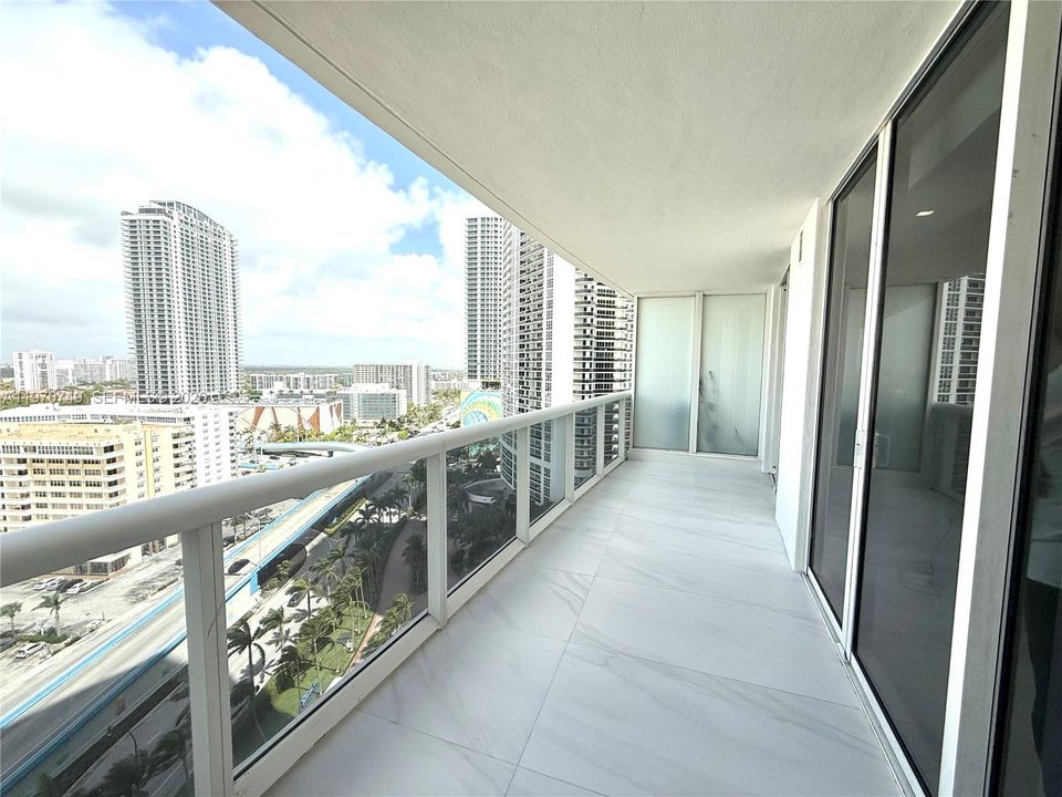 For Sale: $1,177,000 (3 beds, 3 baths, 1571 Square Feet)