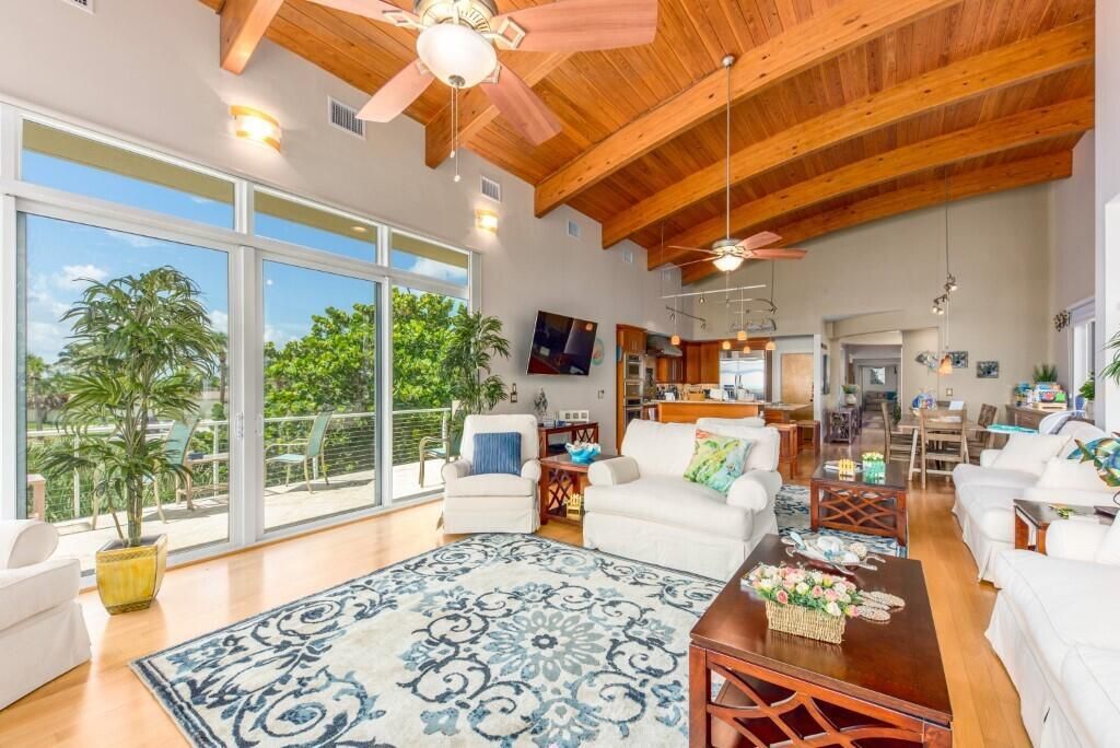 10330 Family rm Kitchen