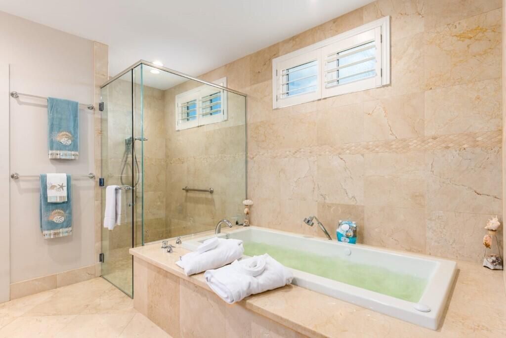 10330 Jacuzi Bath view