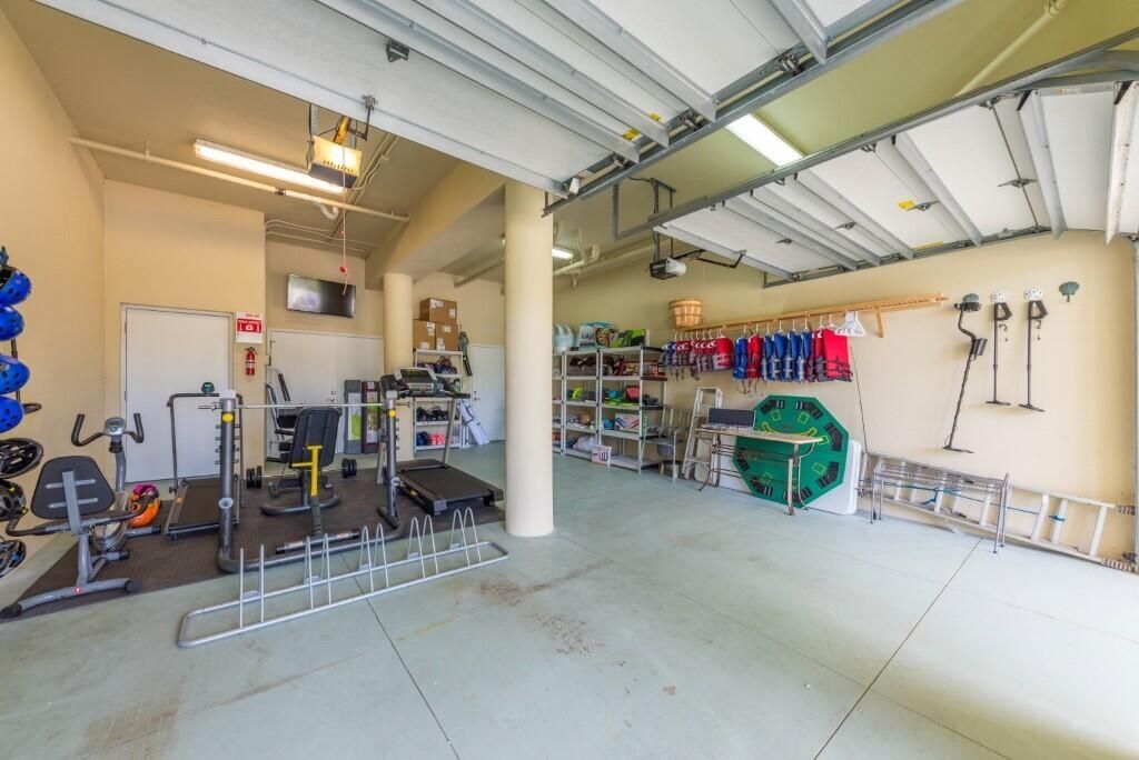 10330 Garage