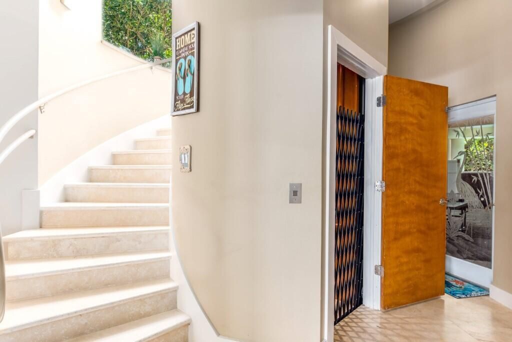 10330 Elevator 1st floor