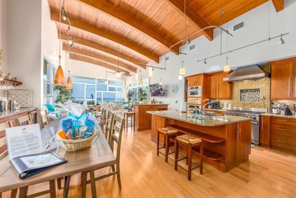 10330 Main Level Living shot