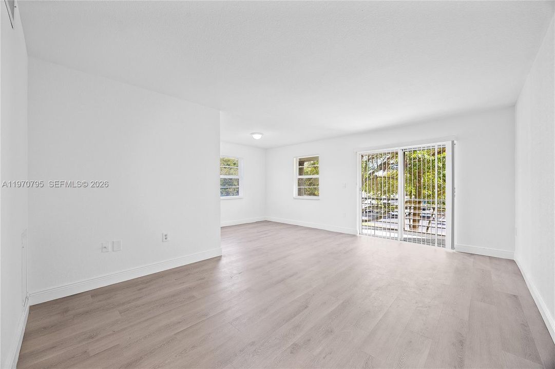 For Sale: $125,000 (2 beds, 2 baths, 940 Square Feet)