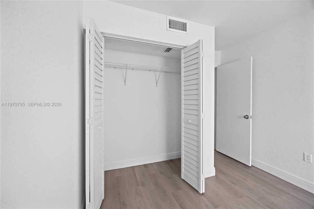 For Sale: $125,000 (2 beds, 2 baths, 940 Square Feet)