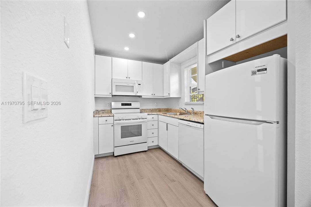 For Sale: $125,000 (2 beds, 2 baths, 940 Square Feet)