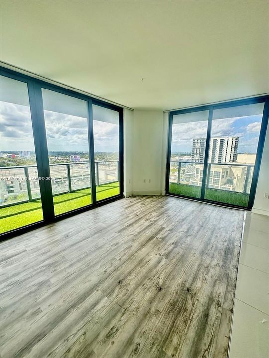 For Sale: $649,000 (2 beds, 2 baths, 864 Square Feet)
