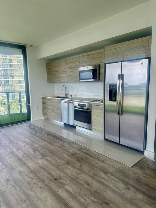 For Sale: $649,000 (2 beds, 2 baths, 864 Square Feet)