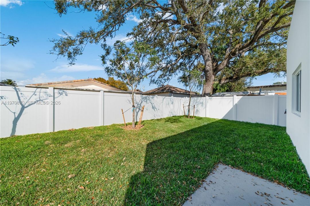 For Sale: $999,990 (5 beds, 3 baths, 1955 Square Feet)