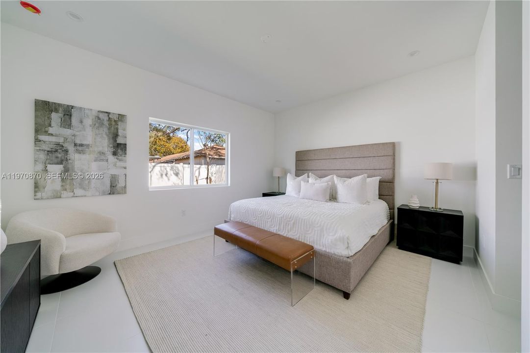 For Sale: $999,990 (5 beds, 3 baths, 1955 Square Feet)