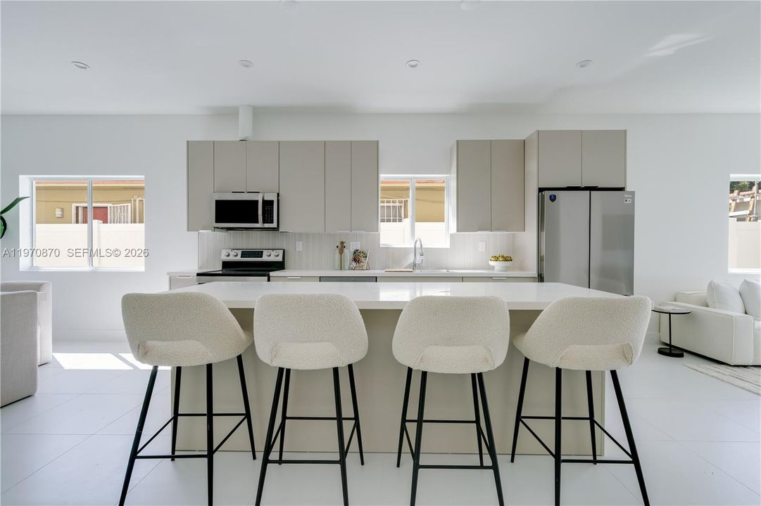 For Sale: $999,990 (5 beds, 3 baths, 1955 Square Feet)