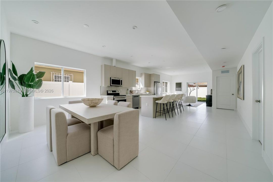 For Sale: $999,990 (5 beds, 3 baths, 1955 Square Feet)
