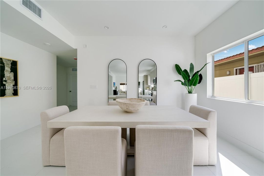 For Sale: $999,990 (5 beds, 3 baths, 1955 Square Feet)