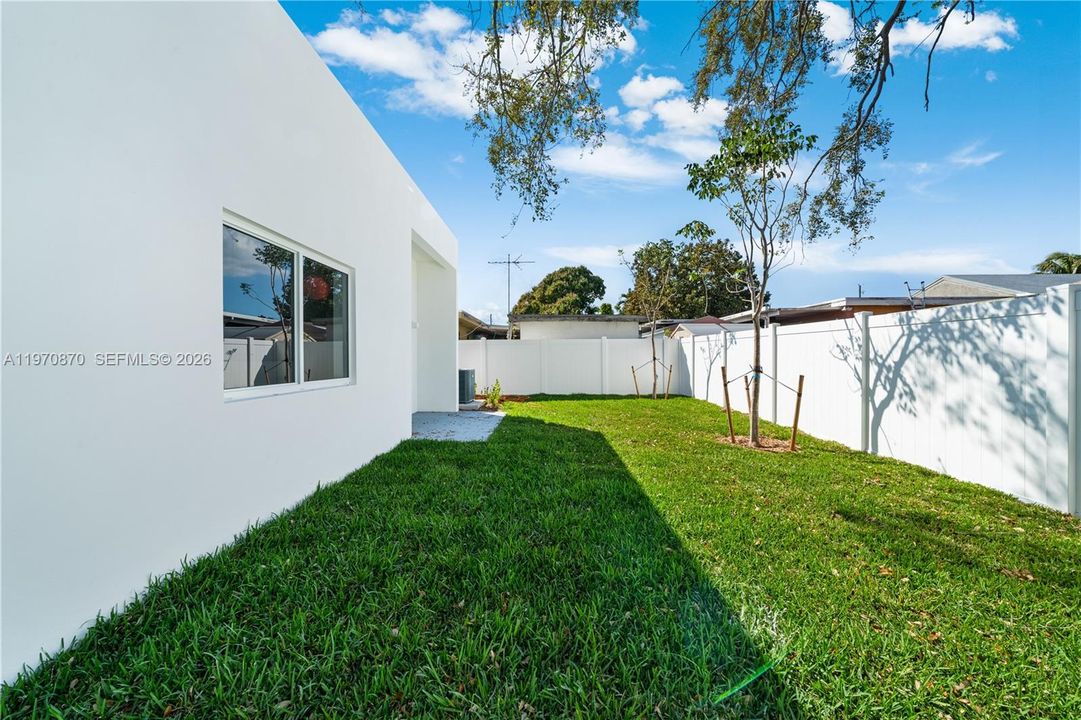 For Sale: $999,990 (5 beds, 3 baths, 1955 Square Feet)