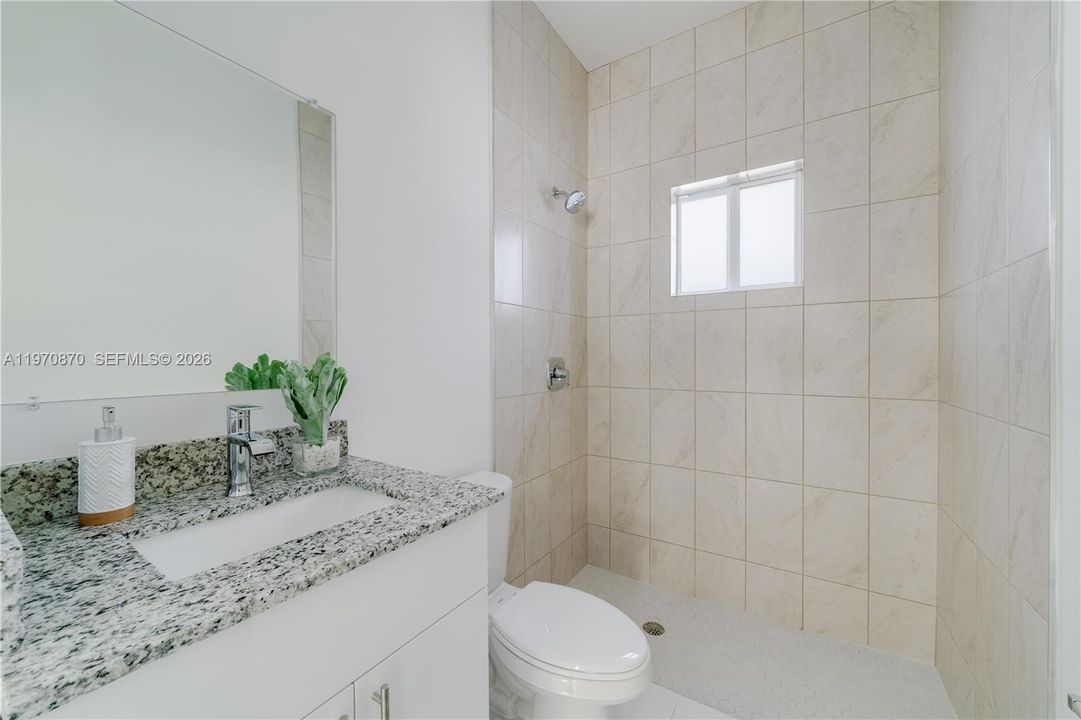 For Sale: $999,990 (5 beds, 3 baths, 1955 Square Feet)