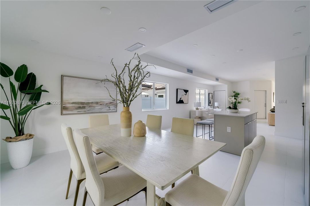For Sale: $999,990 (5 beds, 3 baths, 1955 Square Feet)