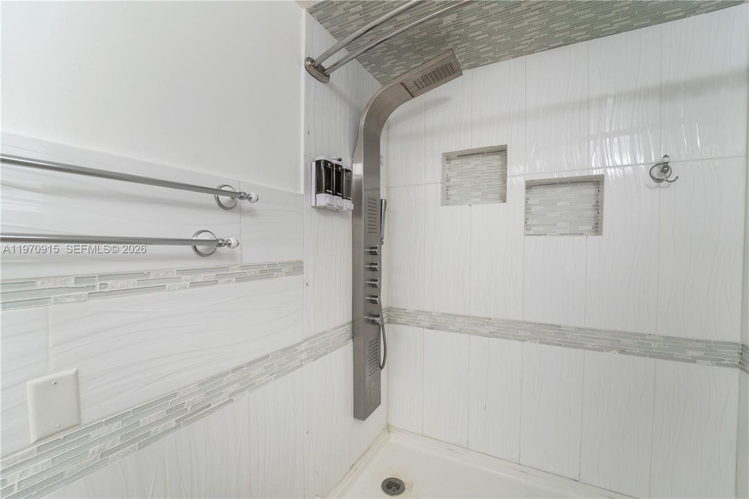 En Venta: $320,000 (3 camas, 2 baños, 1859 Pies cuadrados)