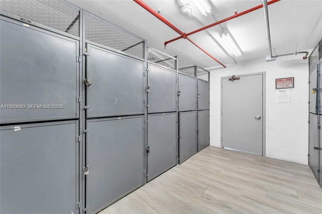 For Sale: $207,500 (1 beds, 1 baths, 767 Square Feet)