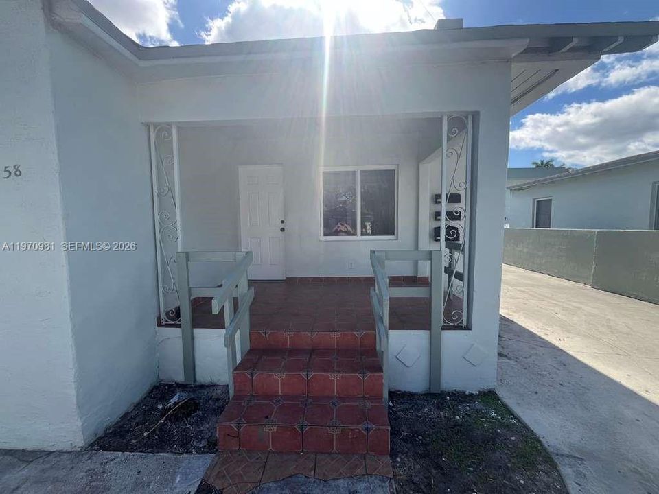 Под контрактом: $2,600 (3 спален, 1 ванн, 4724 Квадратных фут)