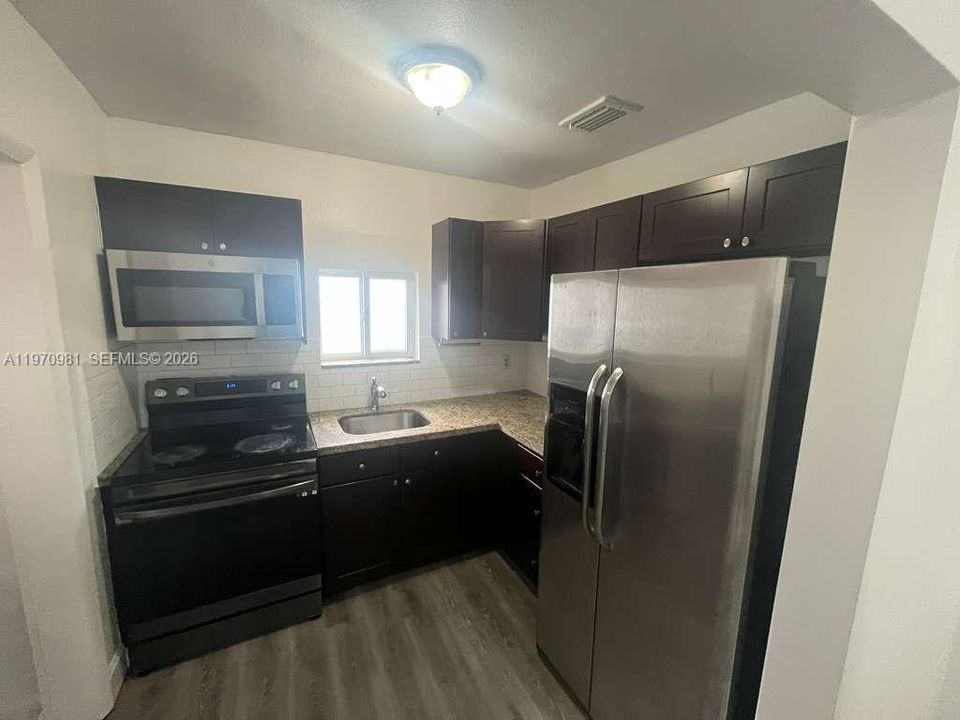 Под контрактом: $2,600 (3 спален, 1 ванн, 4724 Квадратных фут)