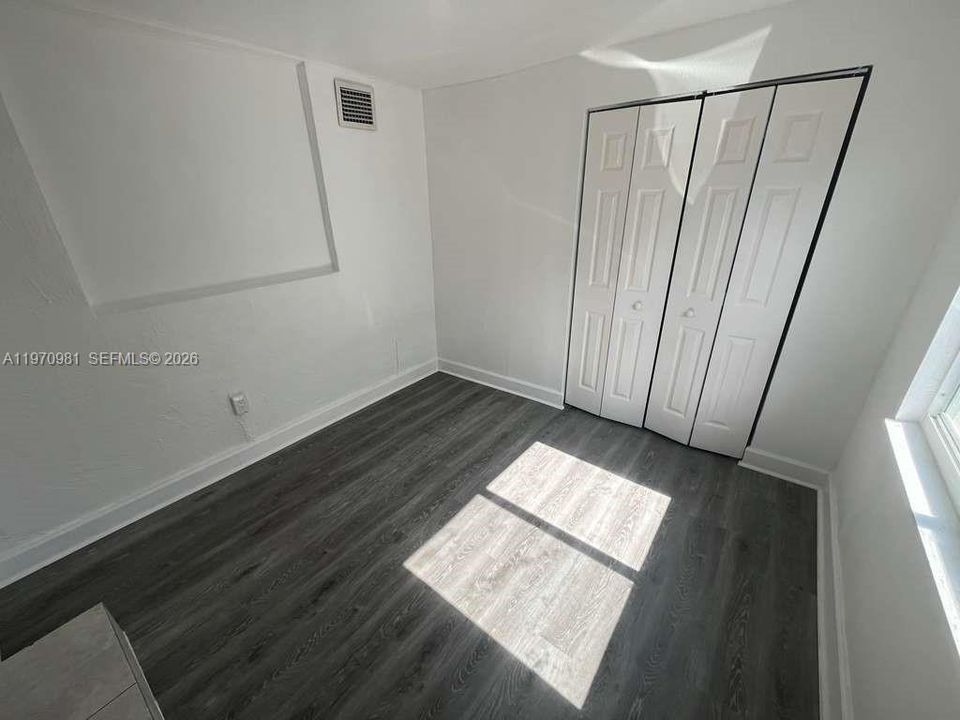 Под контрактом: $2,600 (3 спален, 1 ванн, 4724 Квадратных фут)