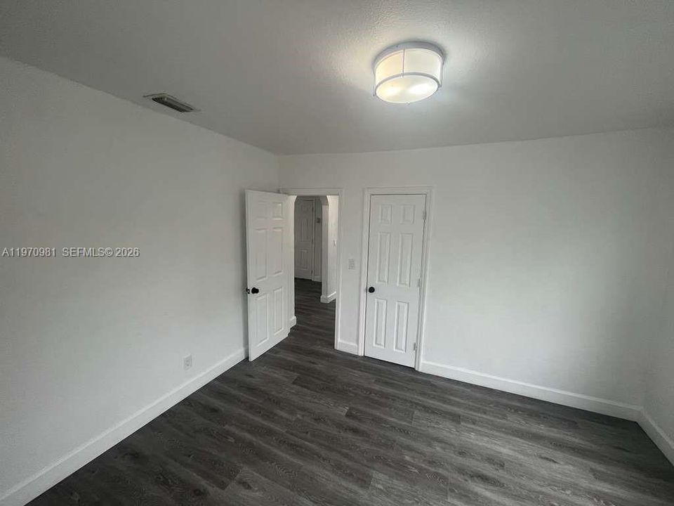 Под контрактом: $2,600 (3 спален, 1 ванн, 4724 Квадратных фут)