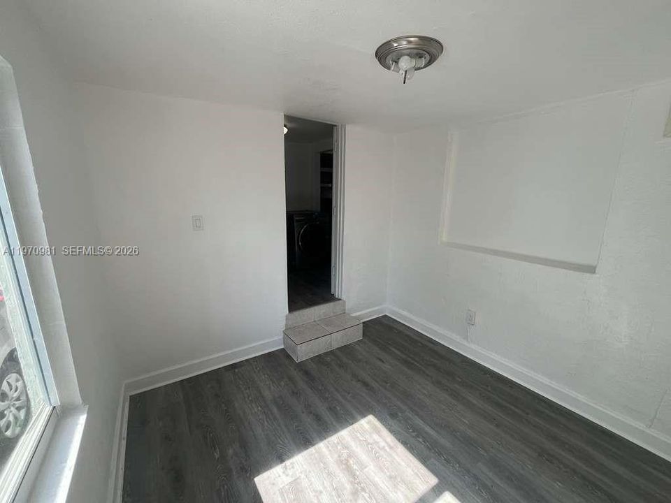 Под контрактом: $2,600 (3 спален, 1 ванн, 4724 Квадратных фут)