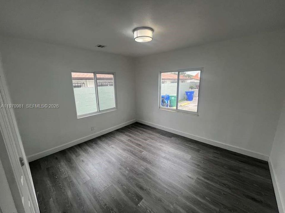 Под контрактом: $2,600 (3 спален, 1 ванн, 4724 Квадратных фут)